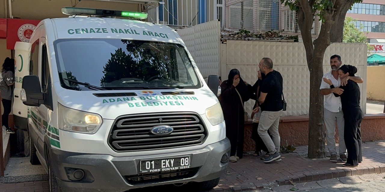 Adana'da devrilen otomobildeki sporcu öldü, babası ve ablası yaralandı