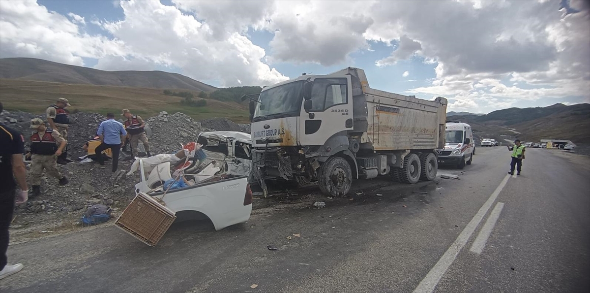 Erzurum'da hafriyat kamyonu ile pikabın çarpıştığı kazada 3 kişi öldü, 2 kişi yaralandı