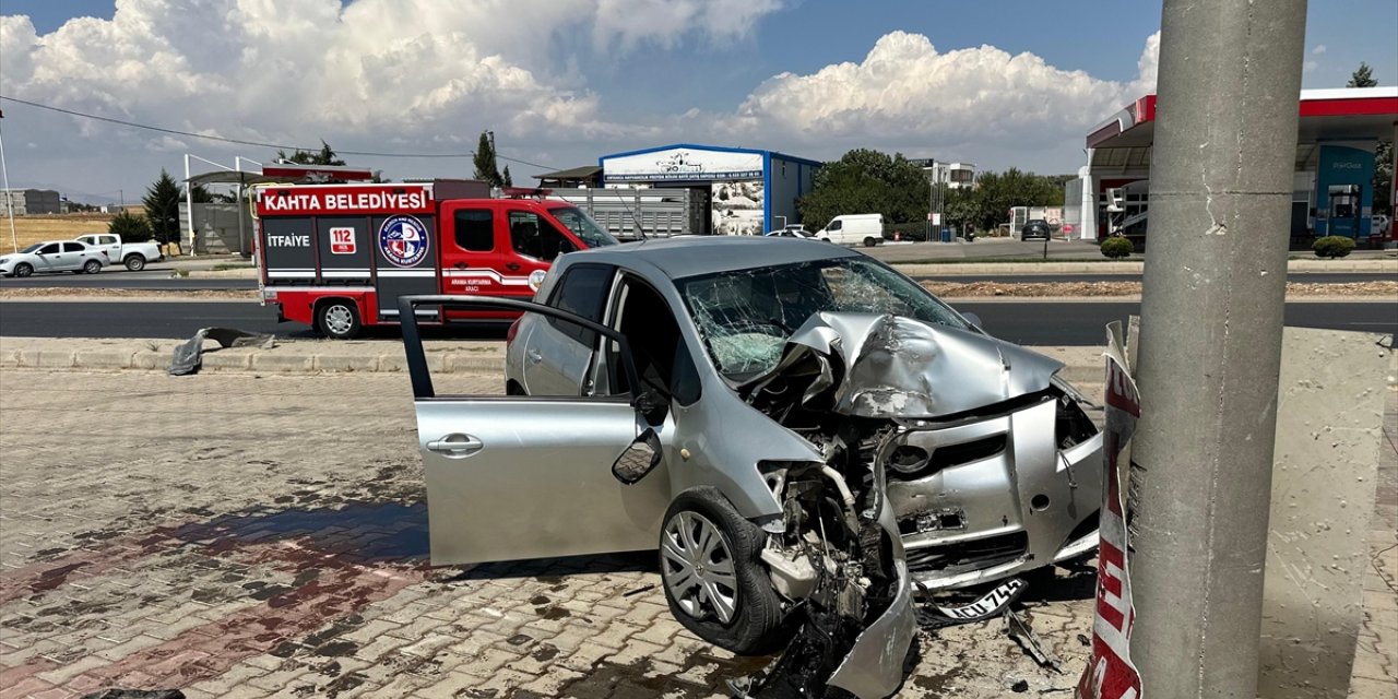 Adıyaman'da elektrik direğine çarpan otomobilin sürücüsü öldü