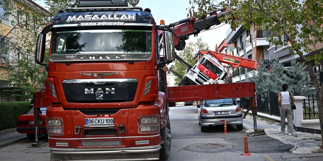 Başkentte binanın çatısına yük taşıyan vinç yan yattı