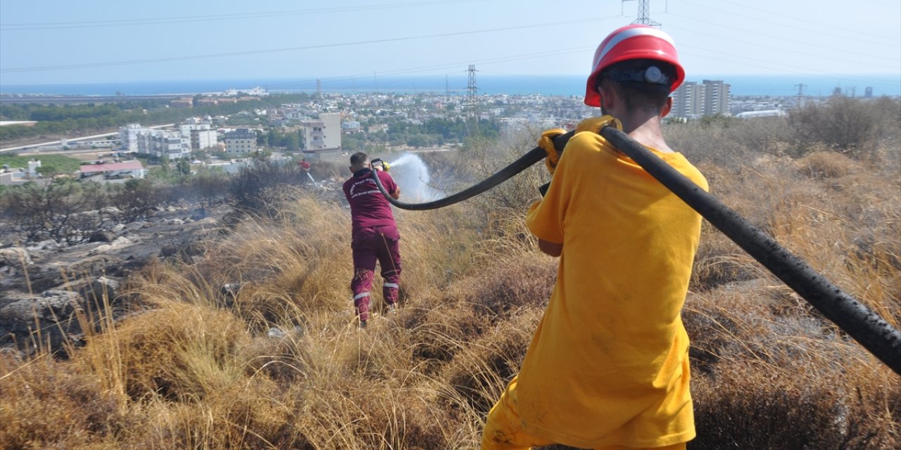 Mersin'de makilik alanda çıkan yangın söndürüldü