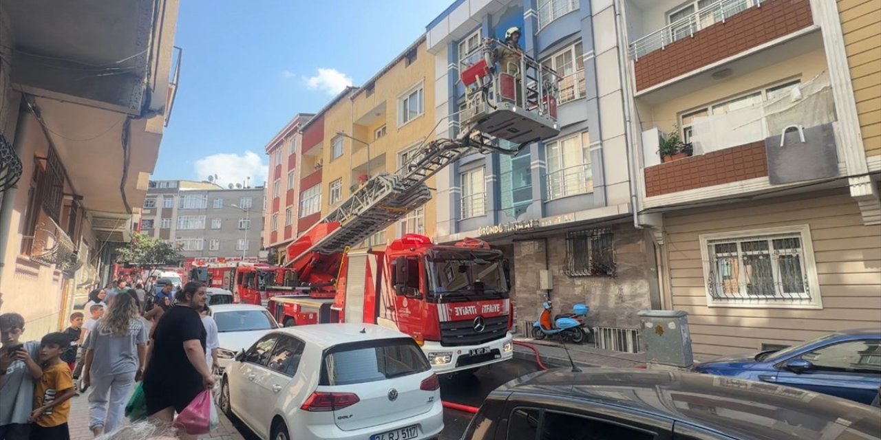 Gaziosmanpaşa'da bir apartmanda çıkan ve 2 binanın çatısına sıçrayan yangın söndürüldü