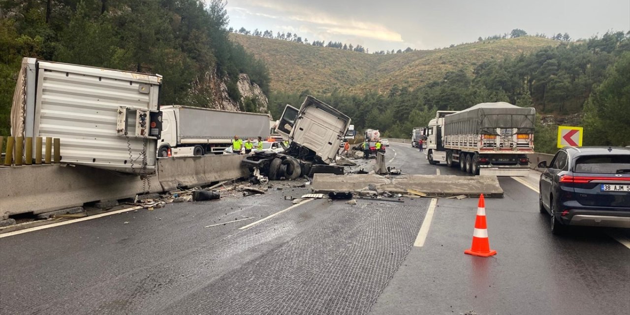 Mersin'de zincirleme trafik kazasında 2 kişi yaralandı