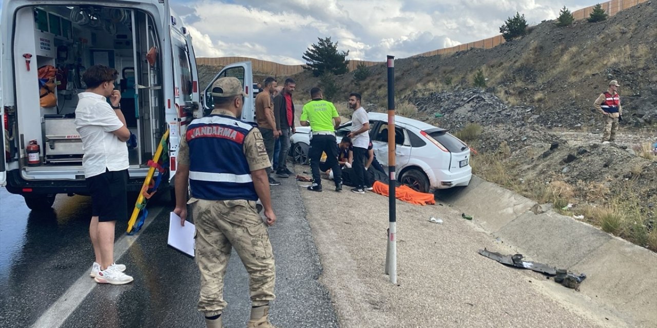 Erzincan'da yoldan çıkan otomobildeki 4 kişi yaralandı