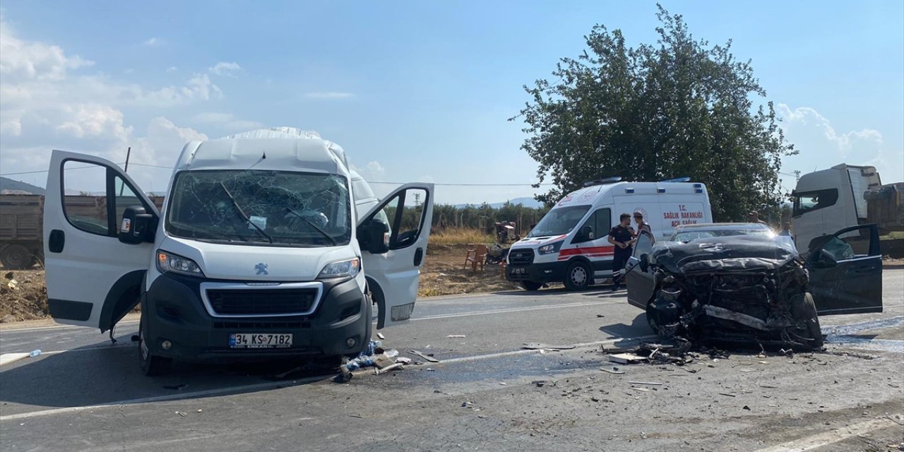 Gaziantep’te kamyonetle otomobilin çarpıştığı kazada 3 kişi yaralandı