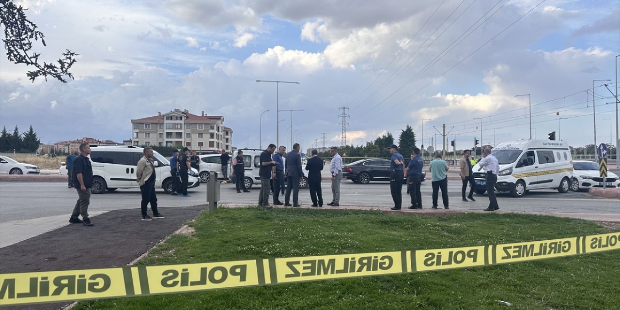 Konya'da çalıntı otomobilden açılan ateşle 2 polis yaralandı