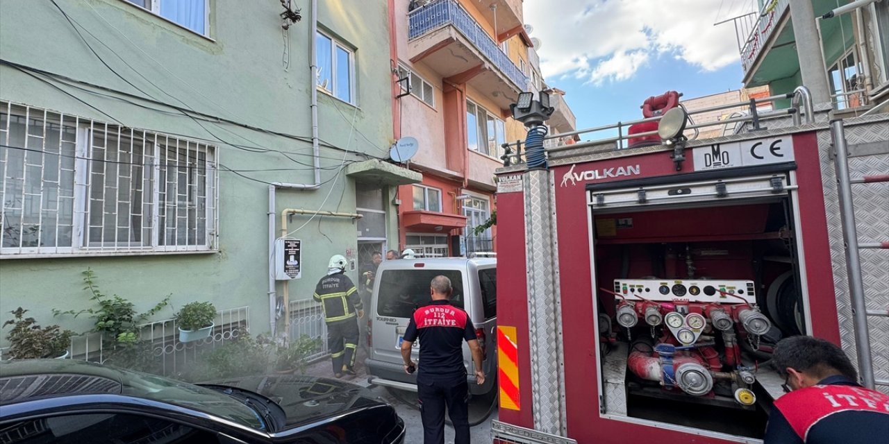 Burdur'da bir binanın bodrum katında çamaşır makinesinden çıkan yangın söndürüldü