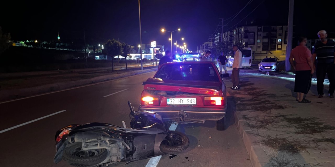 Burdur'da otomobile çarpan motosikletteki 2 kişi yaralandı