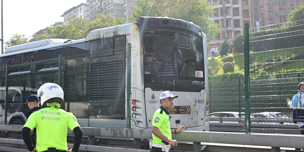 GÜNCELLEME - İstanbul'da metrobüste çıkan yangın söndürüldü