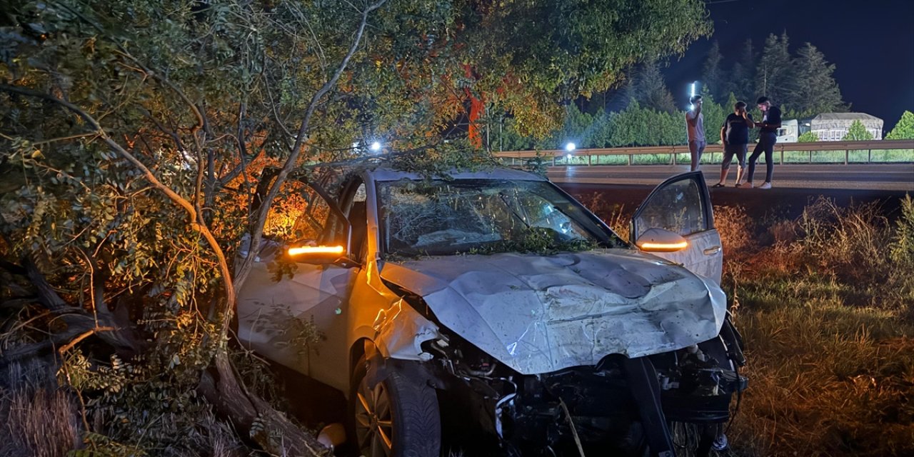 Afyonkarahisar'da iki otomobil çarpıştı, 2 kardeş öldü, 3 kişi yaralandı