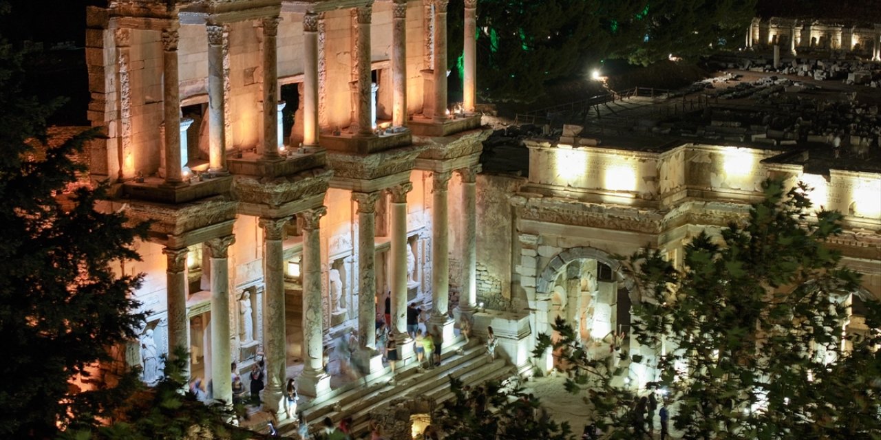 Efes Antik Kenti gece müzeciliğiyle ziyaretçi rekoruna koşuyor