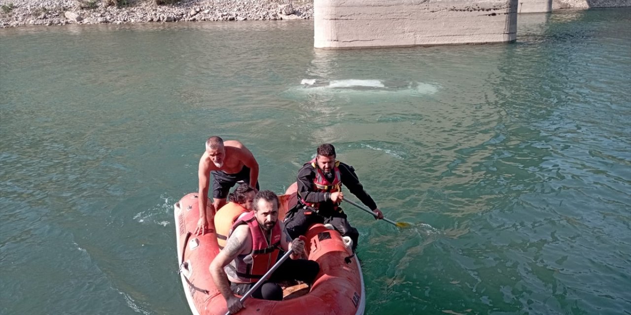 Tunceli'de akarsuya düşen otomobildeki 4 kişi kurtarıldı