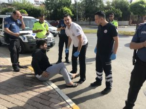 Trafik kontrolünden kaçmaya çalışan motosikletli polise çarptı: 2 yaralı