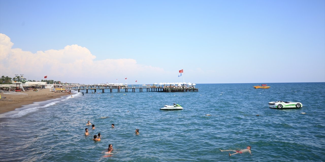 Antalya sahillerinde sıcak hava yoğunluğu sürüyor