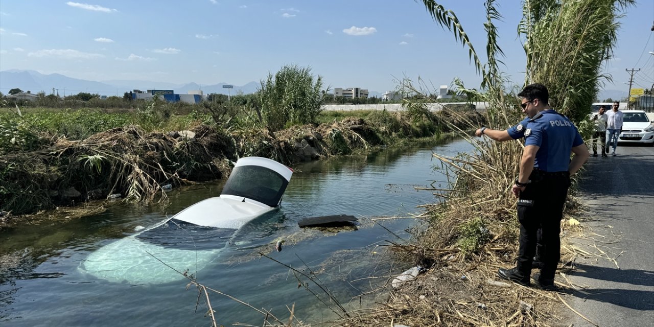 Antalya'da dereye düşen otomobilin sürücüsü yaralandı