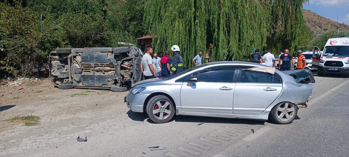 Çorum'da 2 otomobilin çarpışması sonucu 8 kişi yaralandı