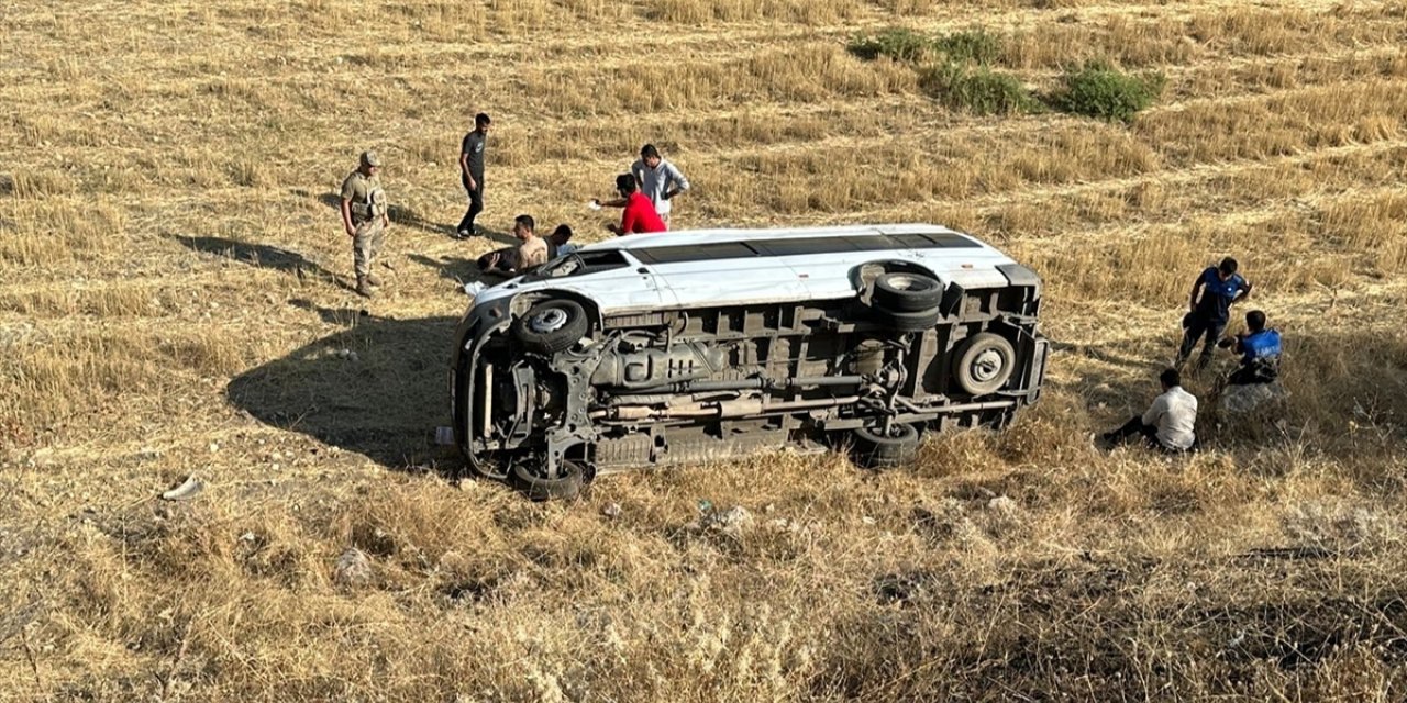 Şırnak'ta servis minibüsünün devrilmesi sonucu 6 kişi yaralandı