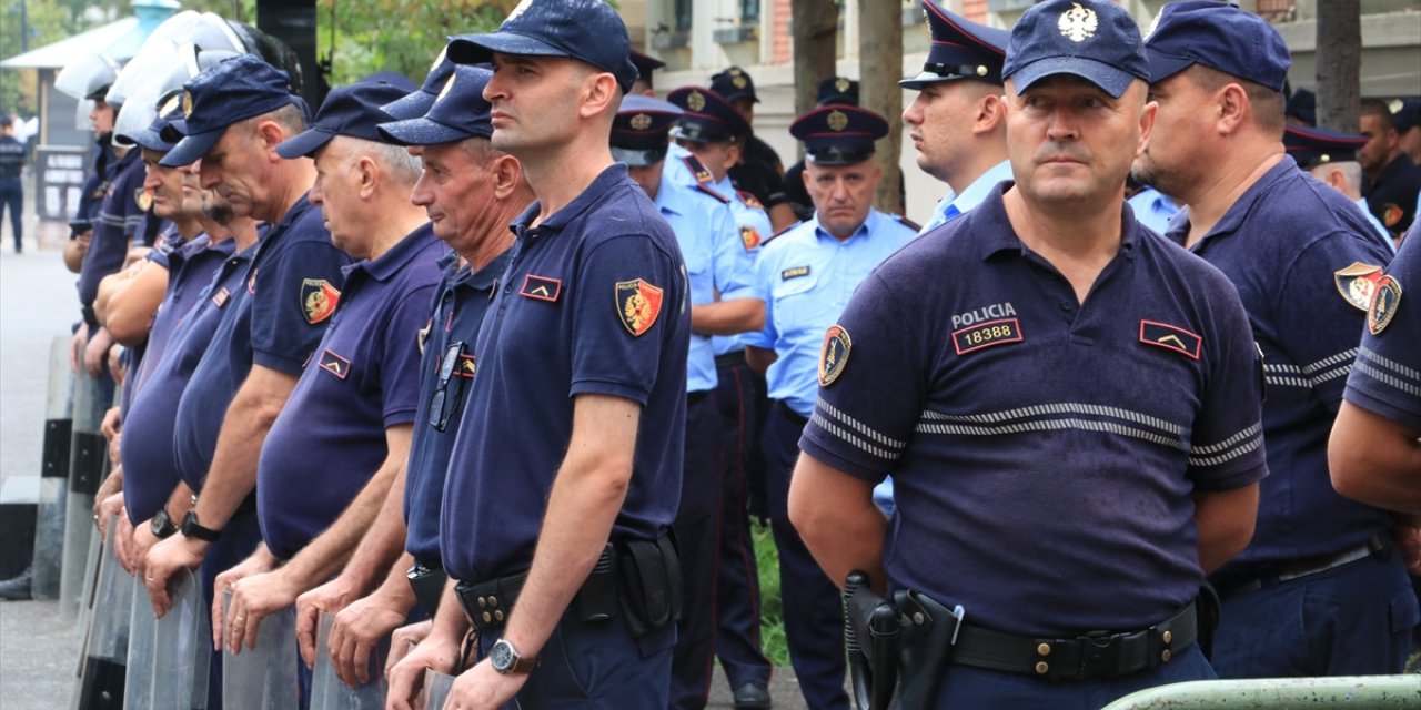 Arnavutluk'ta Belediye Başkanı Veliaj'ın istifası talebiyle yapılan protestolar sürüyor