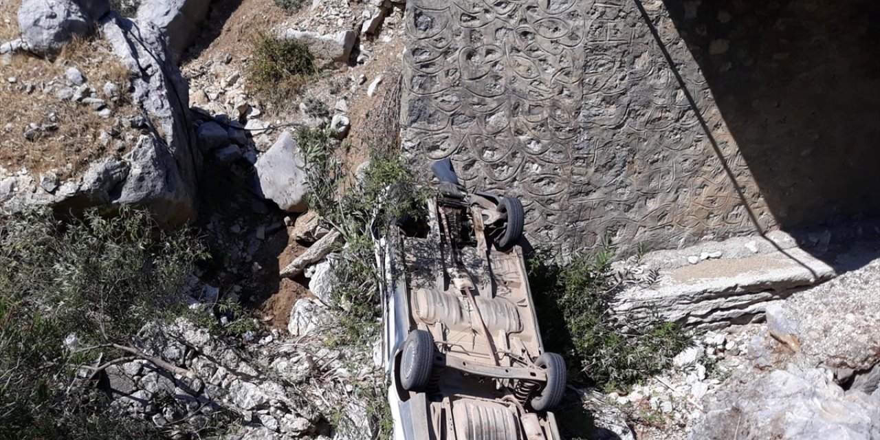 Burdur'da köprüden düşen otomobildeki kişi öldü, sürücü yaralandı