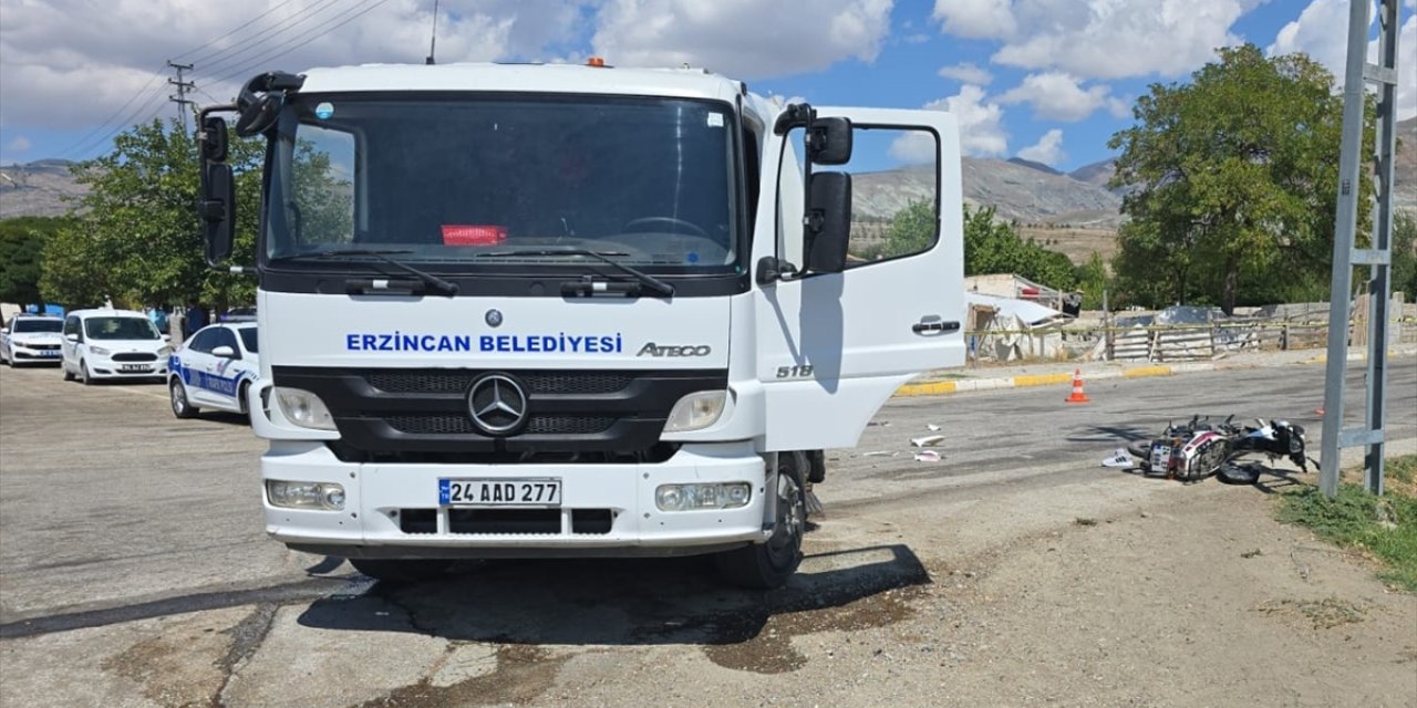 Erzincan'da yol süpürme aracı ile motosiklet çarpıştı, 1 kişi öldü, 1 kişi yaralandı