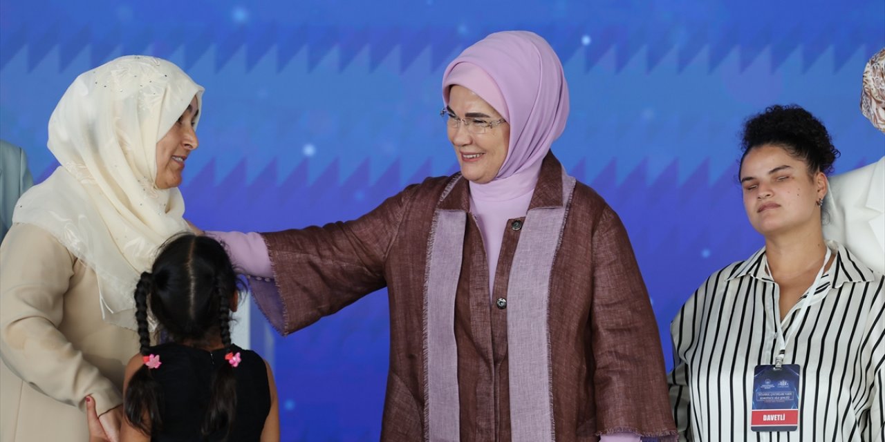 Emine Erdoğan, koruyucu aileler ve çocuklarıyla İstanbul Çocukları Vakfı Koruyucu Aile Şenliği'nde buluştu: