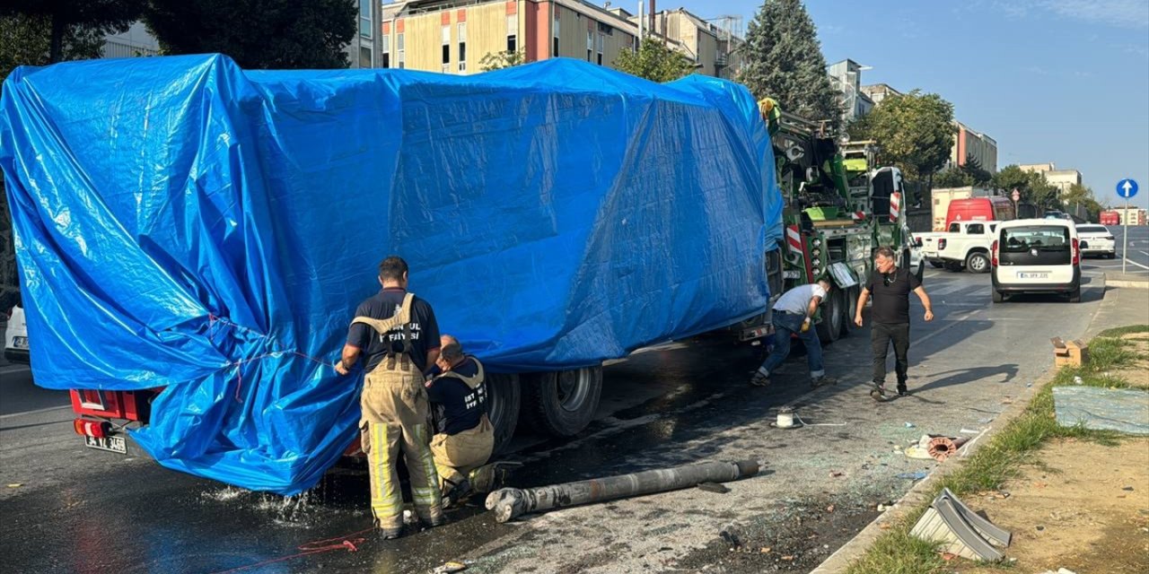 Başakşehir'de devrilen itfaiye aracındaki 2 kişi hafif yaralandı