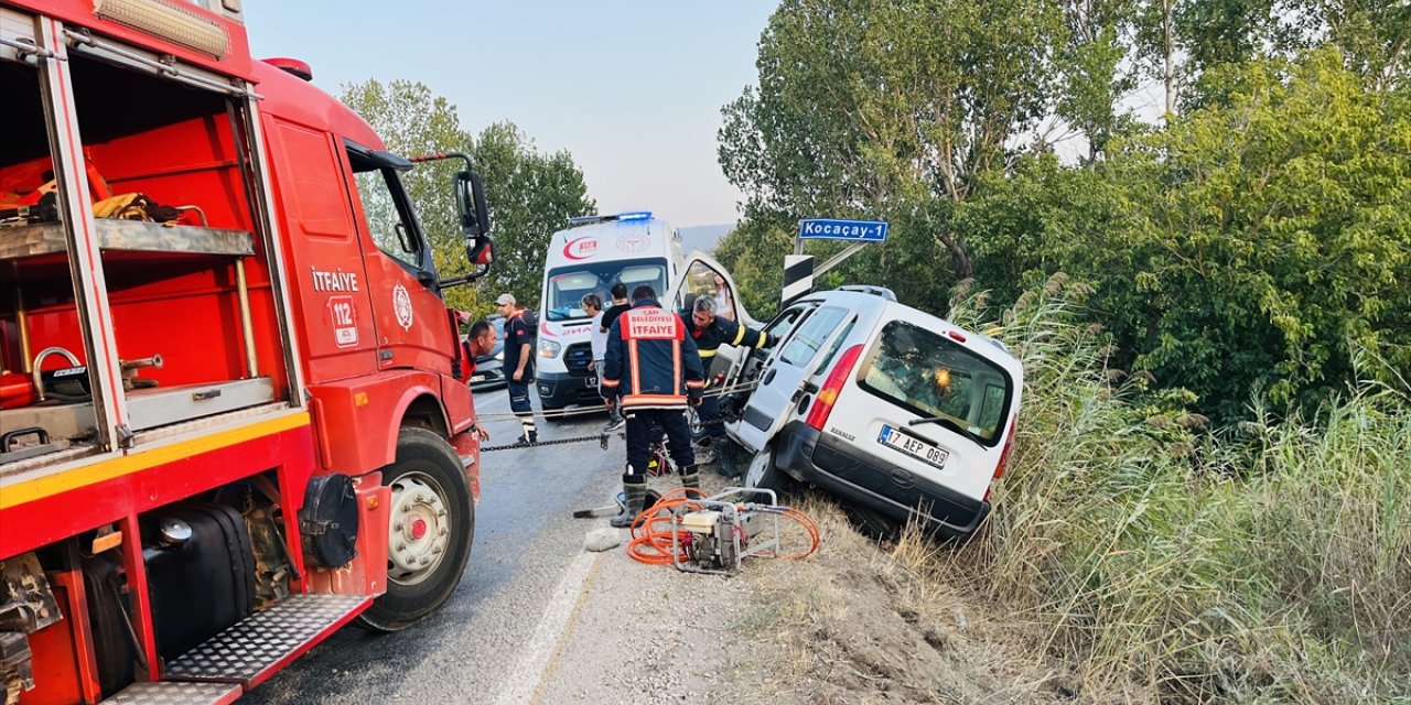 Çanakkale'de köprü korkuluklarına çarpan araçtaki 1 kişi yaşamını yitirdi