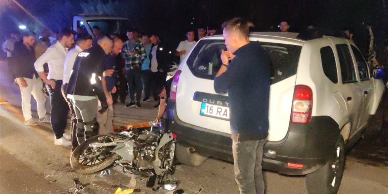 Bursa'da dönüş yapan otomobile çarpan motosikletteki 2 kardeş yaralandı