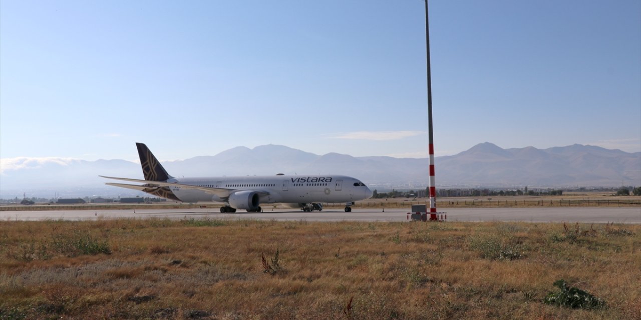 Hindistan'dan Almanya'ya giderken Erzurum'a zorunlu iniş yapan yolcu uçağının bekleyişi sürüyor