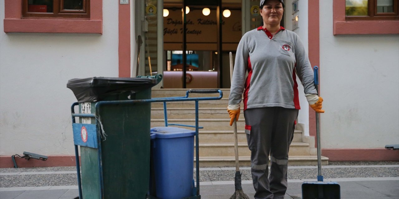 Muğla'da temizlik işçisi kadının üniversite hayali gerçek oldu