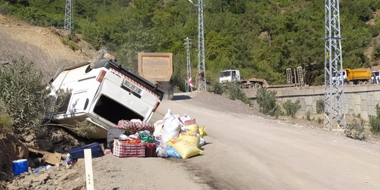 Adana'da devrilen minibüsteki 6 kişi yaralandı