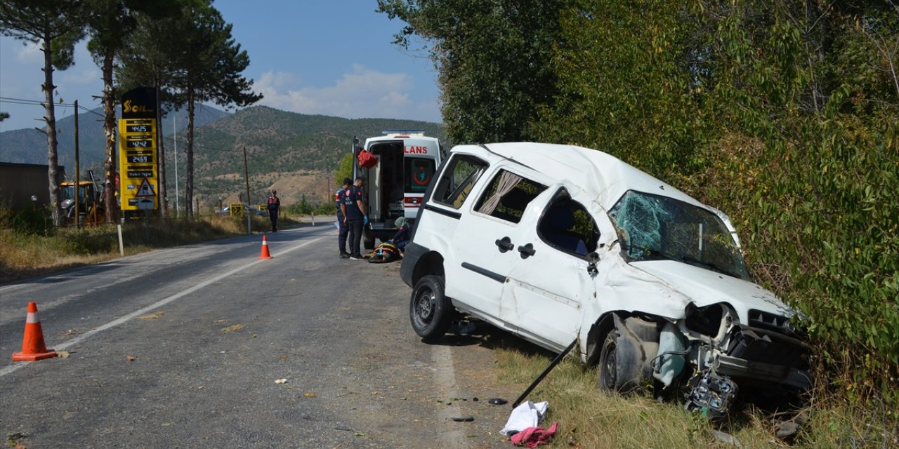 Çorum'da hafif ticari aracın devrilmesi sonucu 4 kişi yaralandı