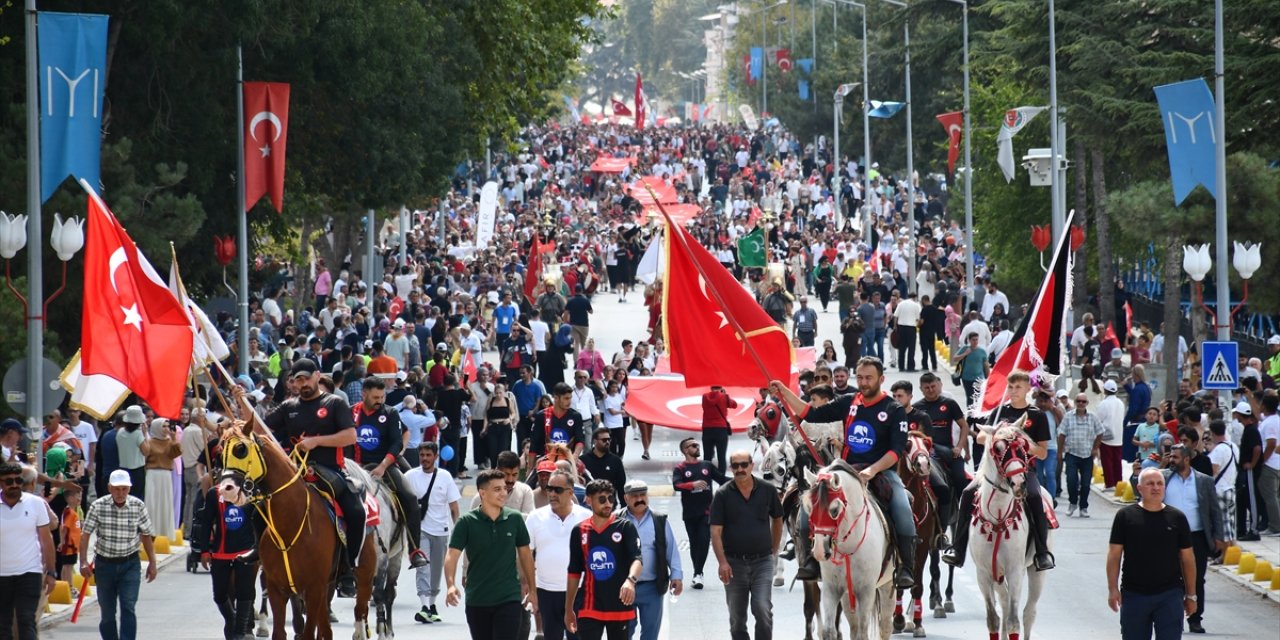 Söğüt'teki şenliklerde yurdun dört bir yanından gelen Yörükler törenle karşılandı