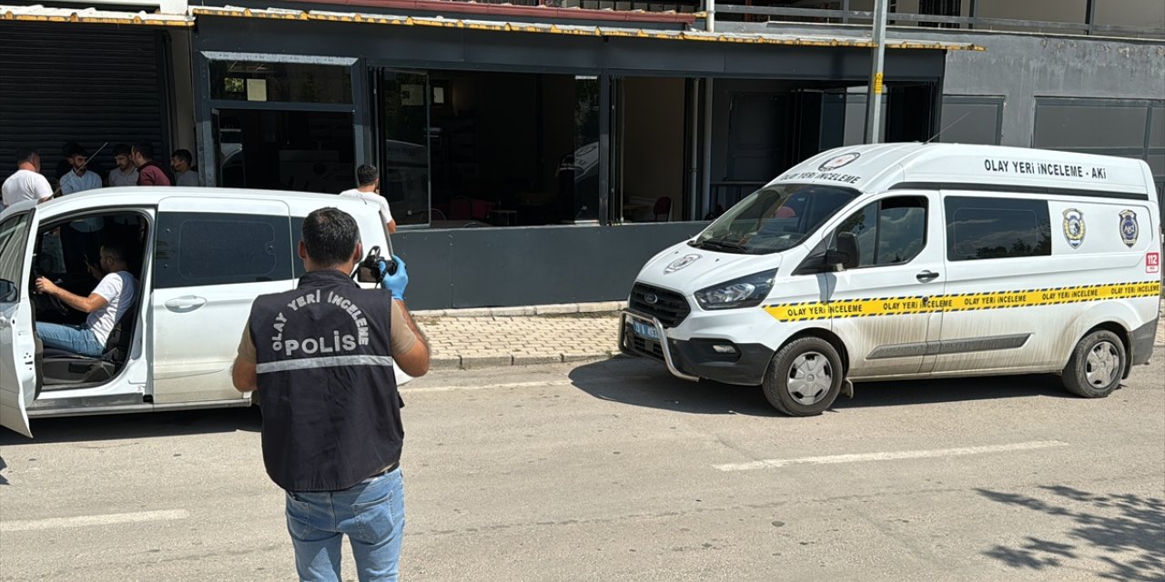 Elazığ'da çay ocağına düzenlenen silahlı saldırıda, 2 kişi yaralandı