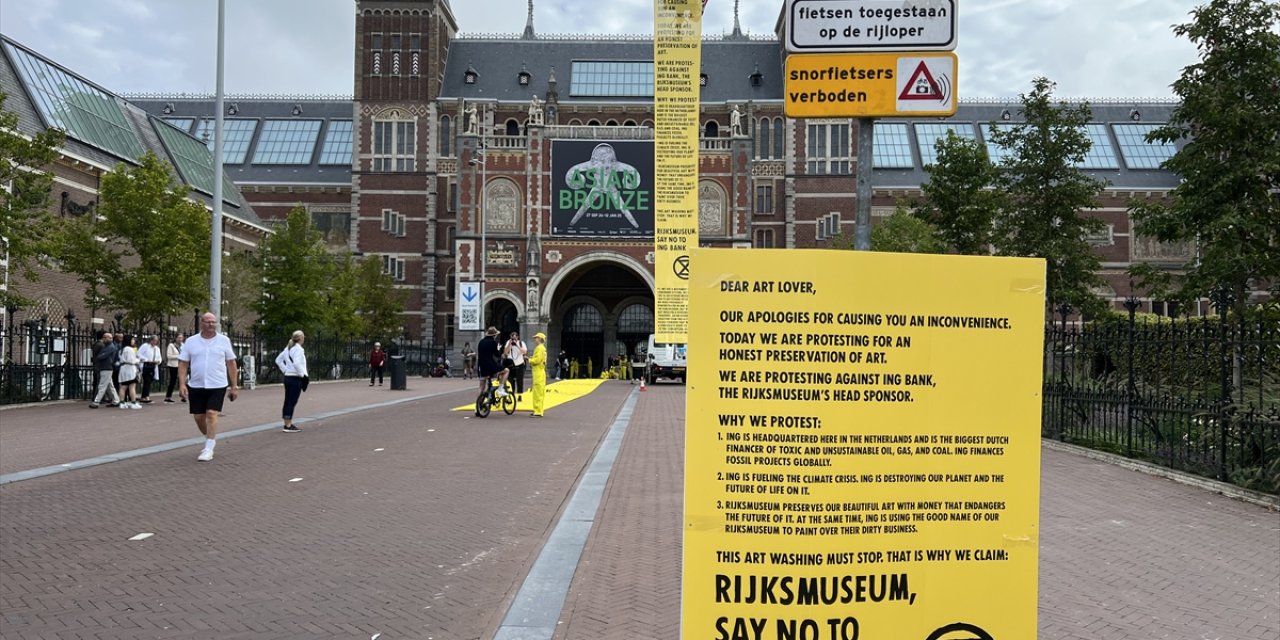 Amsterdam'da iklim aktivistleri, Hollanda'nın en büyük müzesi Rijksmuseum'un girişini kapattı