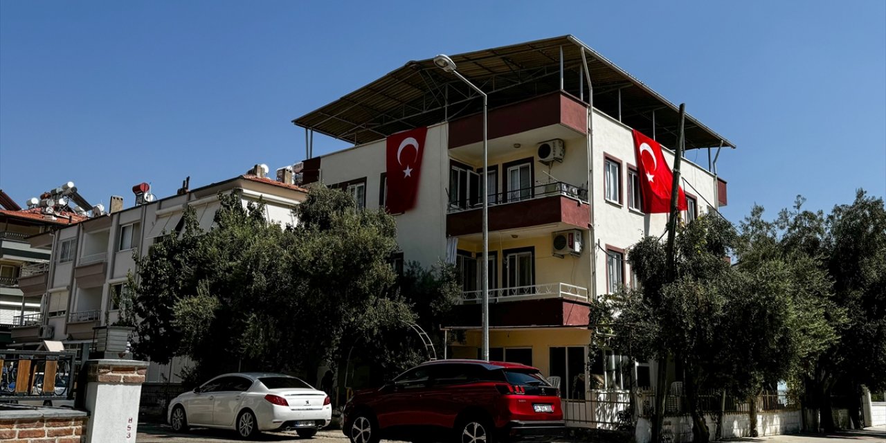 İsrail askerlerince öldürülen Ayşenur Ezgi Eygi'nin Didim'deki dede evine Türk bayrakları asıldı