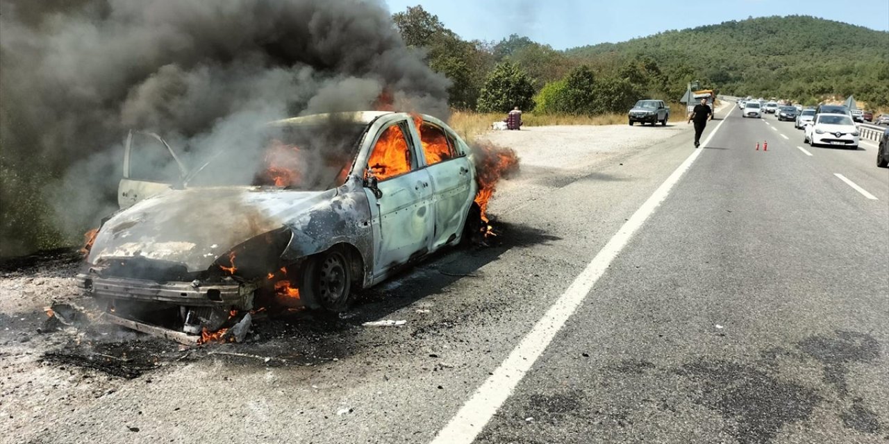 Balıkesir'de otomobilde başlayıp ormana sıçrayan yangın söndürüldü