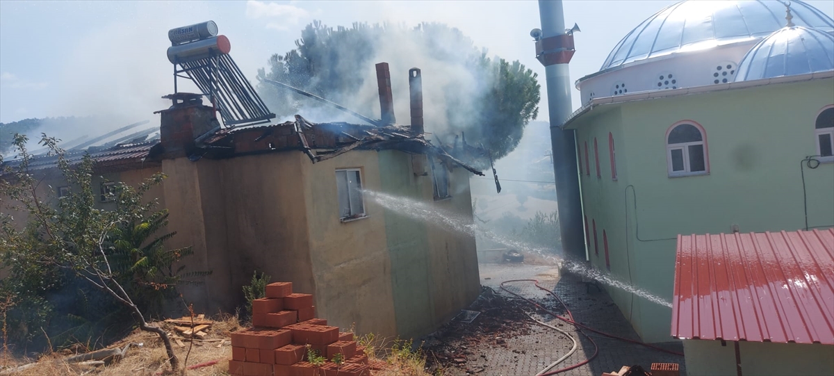 Manisa'da cami lojmanında çıkan yangın söndürüldü