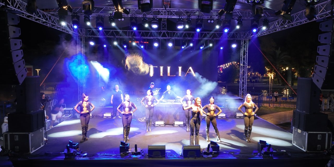 Romanyalı şarkıcı Otilia, Antalya'da konser verdi