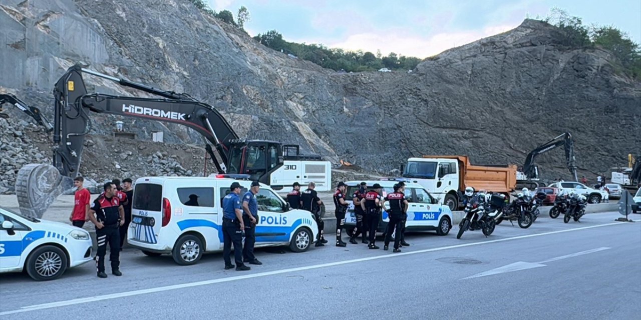 Samsun'da taş ocağındaki patlatma sırasında fırlayan taşlar araçlara çarptı, 4 kişi yaralandı