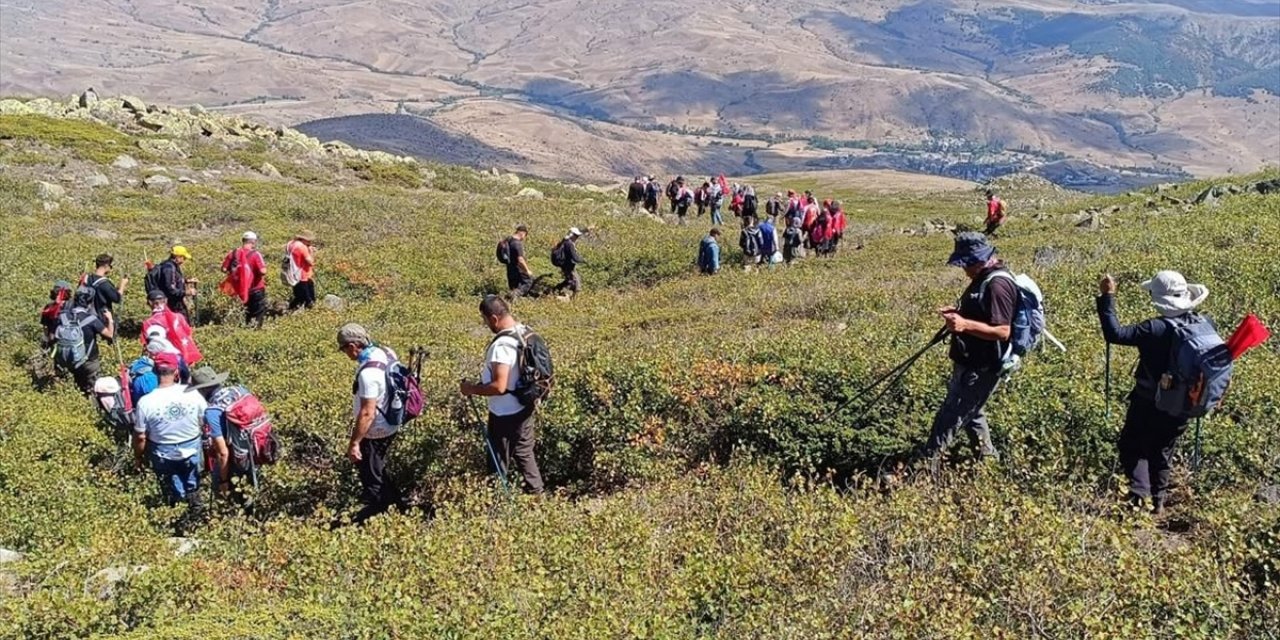 Sivas Kongresi'nin 105. yıl dönümünde dağcılar Yıldız Dağı'na tırmandı