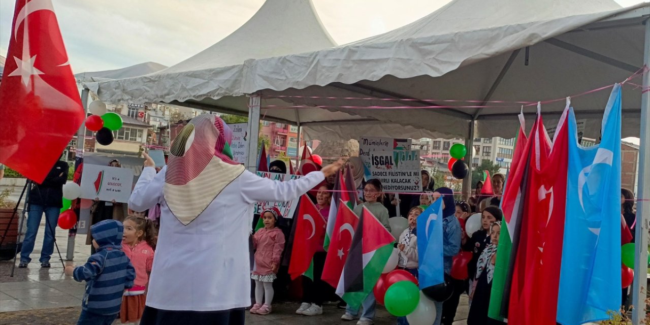 Erzurum'da hekimler ve sağlık çalışanları sağanak altında Gazze için "sessiz yürüyüş" yaptı