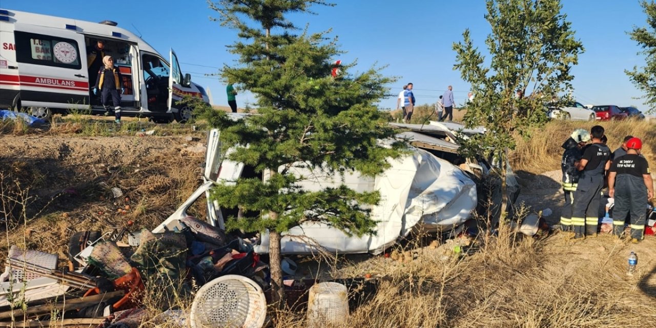 Konya'da minibüs ile traktörün çarpıştığı kazada 2 kişi öldü, 9 kişi yaralandı