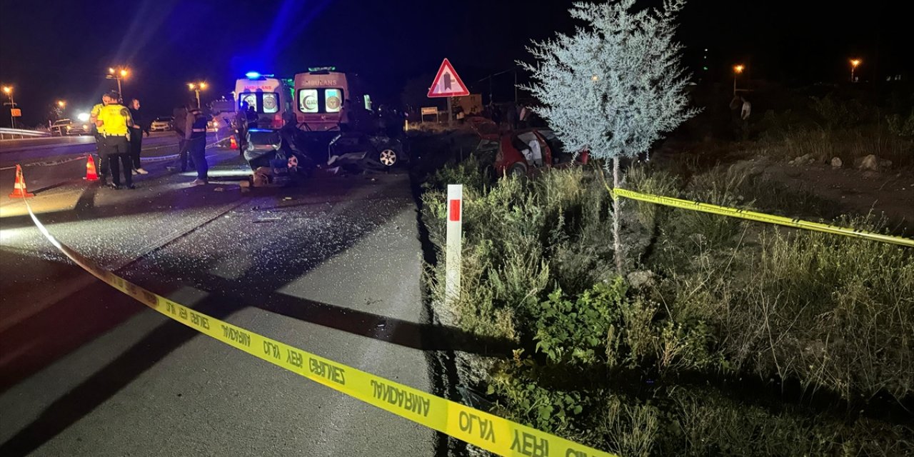 Burdur'da iki otomobilin çarpışması sonucu 2 kişi öldü, 3 kişi yaralandı