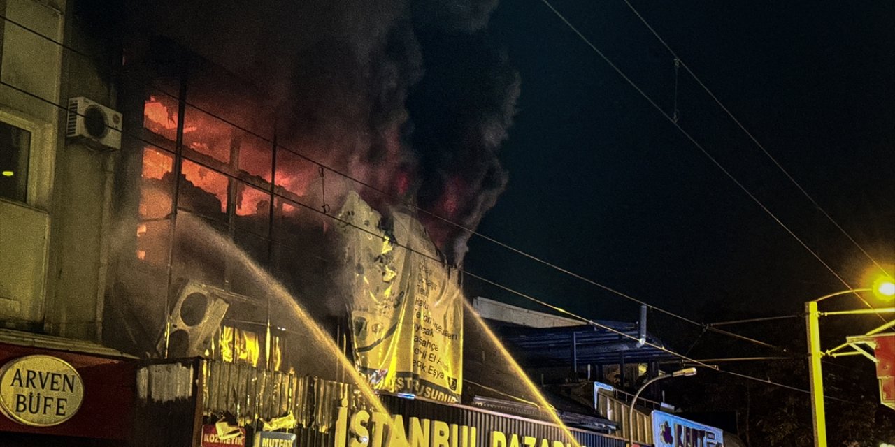 Bursa'da alışveriş merkezinde çıkan yangın nedeniyle 2 otel boşaltıldı