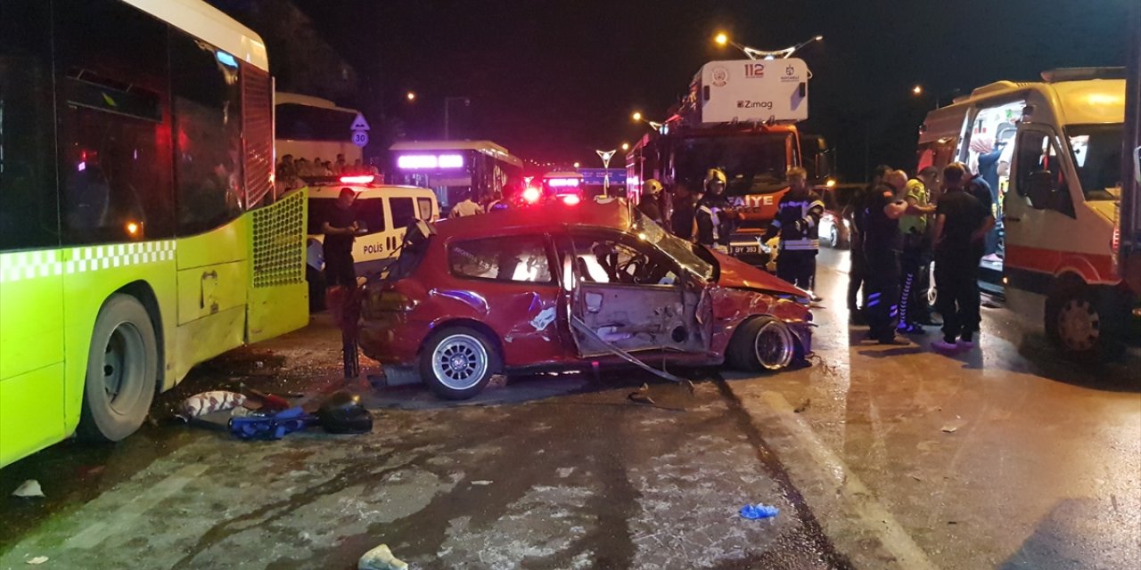 Kocaeli'de belediye otobüslerine çarpan otomobildeki 1 kişi öldü, 3 kişi yaralandı