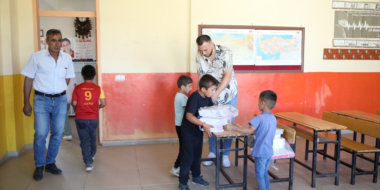 Öğretmen ve veliler el ele vererek sınıfları boyadı, temizlik yaptı