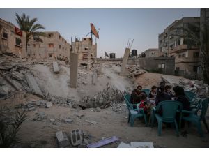 İsrail saldırısında evleri yıkılan Filistinli aile molozlar arasında iftar yapıyor