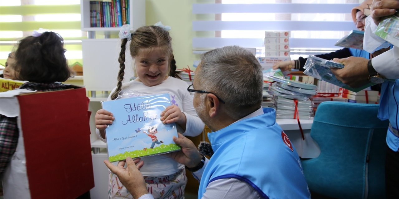 TDV'nin "Hediyem Kitap Olsun" kampanyasıyla 469 kütüphaneye destek