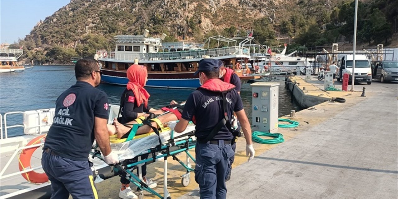 Marmaris açıklarında gezi teknesinde rahatsızlanan kişiye tıbbi tahliye